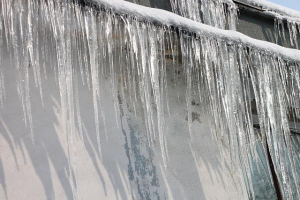 arvada-roofing-company-explains-common-warning-signs-of-roof-leaks